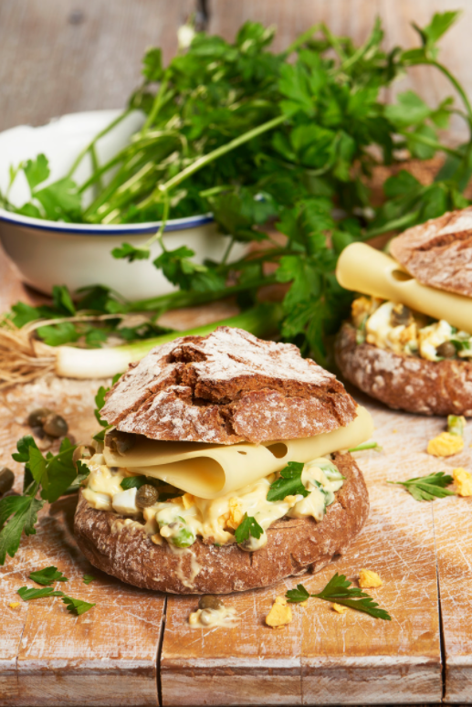 Leerdammer® Käsebrötchen mit Kapern-Ei-Mayonnaise und Frühlingszwiebeln ...